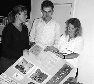 Bereiten die Ausstellung vor.: (v. l.) die Vorsitzende des Vereins, Kerstin Kramer, Kassenwart Raimund Frohne-Brinkmann und Silvia Stuke.